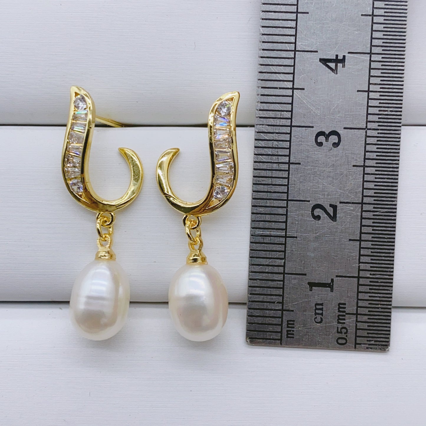 Elegant Pearl Earrings – 7-8mm Pearls with Sleek Geometric Line Design