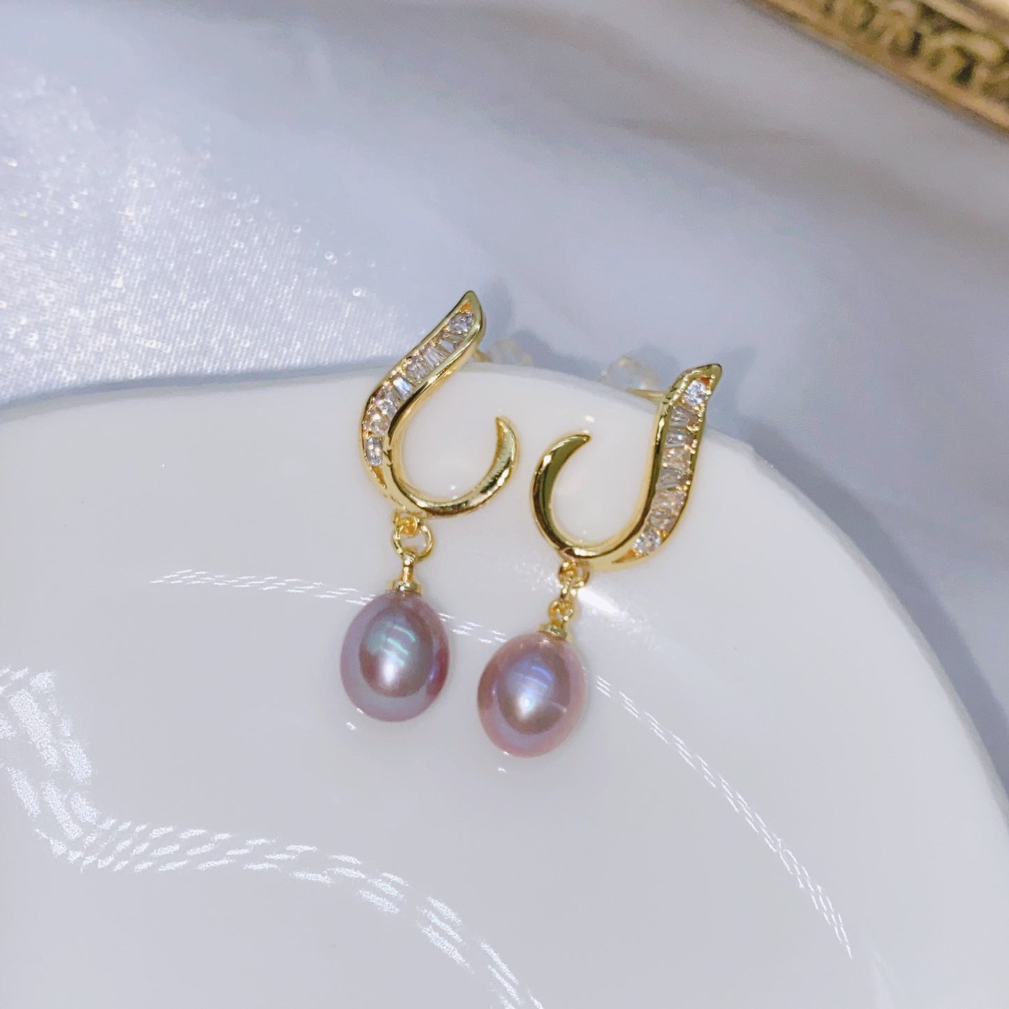 Elegant Pearl Earrings – 7-8mm Pearls with Sleek Geometric Line Design